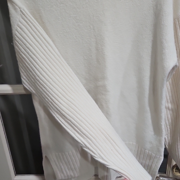 L.L. Bean Soft Cream Turtleneck Sweater S Petite - Picture 5 of 9